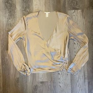 Elegant H&M Satin Long-sleeve Button Front Blouse in Soft Beige SZ Small (US 6)